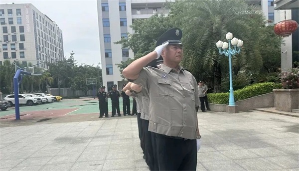 滕王閣保安“陪曬”走紅，真誠(chéng)比套路管用