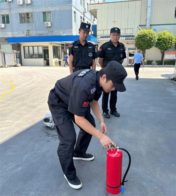 住戶家廚房滾滾濃煙，巡邏保安徒手爬樓破窗滅火