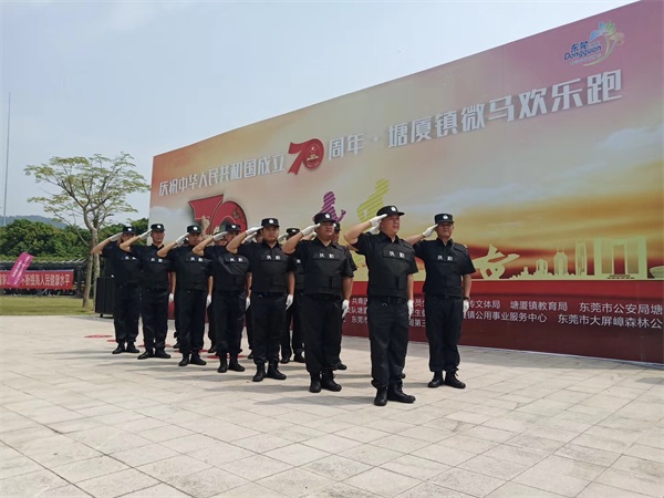 跳下4米高河堤救人，成都“最帥保安大哥”找到了