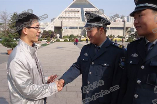 銀行押運(yùn)保安公司保安撿到錢包上交 民警通過會(huì)員卡尋找失主