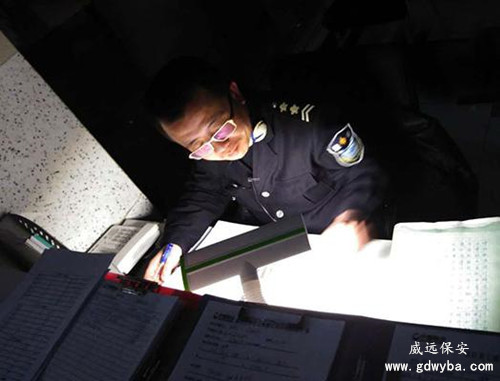 東莞高埗保安公司威遠(yuǎn)保安小哥書(shū)法曲藝樣樣行 你還借口不努力么？