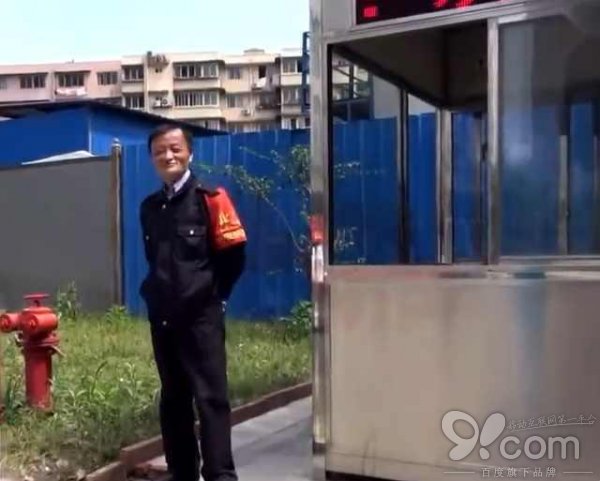 馬云當執(zhí)勤保安了？又一個“馬云”誕生，看呆了路人！