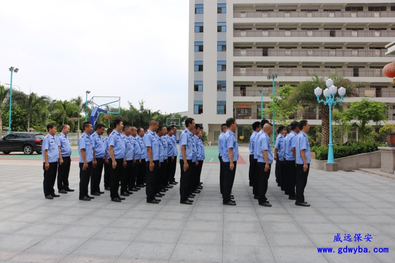 社區(qū)發(fā)生火災(zāi)多人被困 保安隊(duì)長(zhǎng)和兩名居民奮不顧身滅火救人 火舌肆虐，他們挺身而出