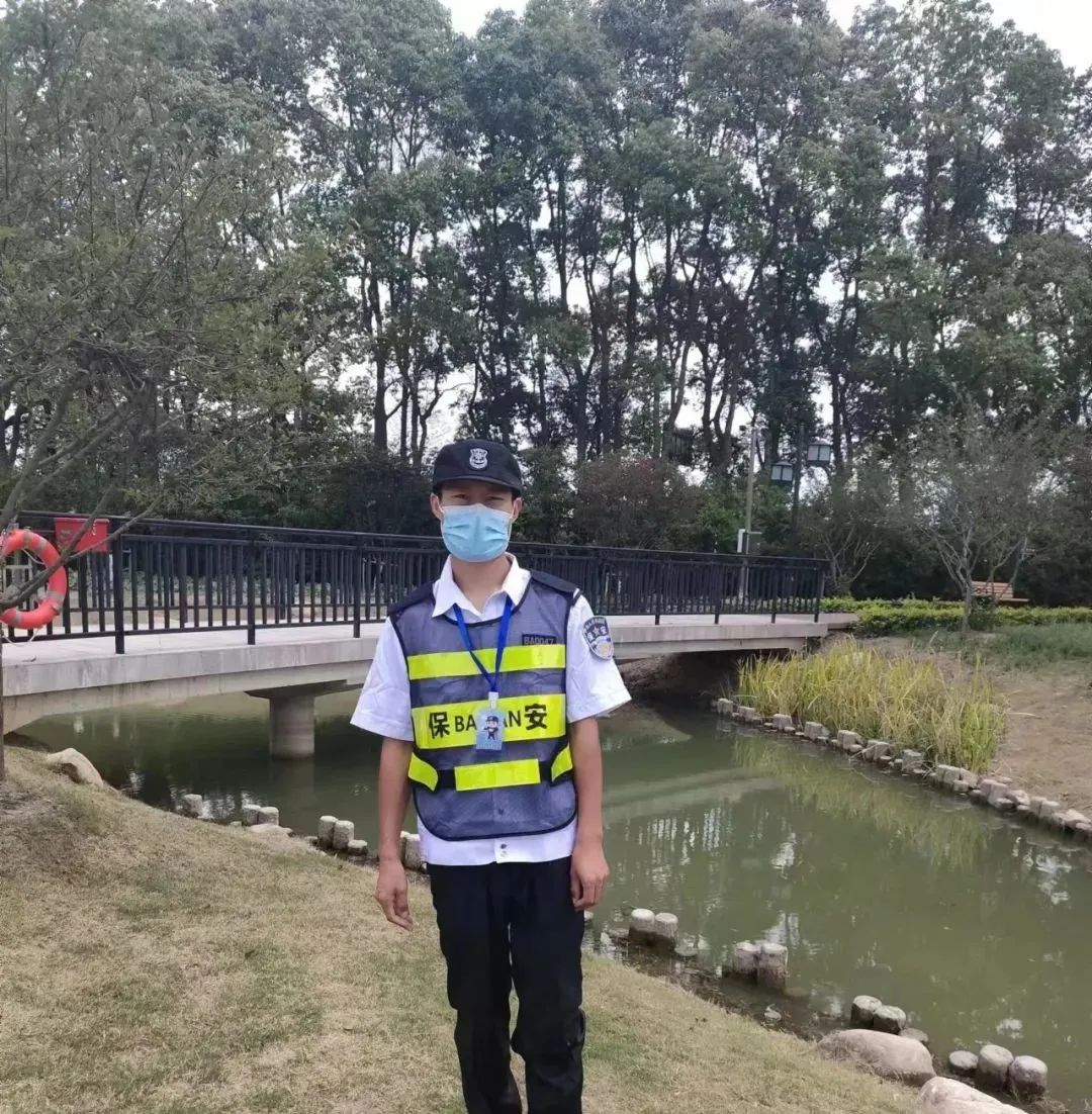 14歲女孩不慎落水，這名保安循聲趕來(lái)跳下水