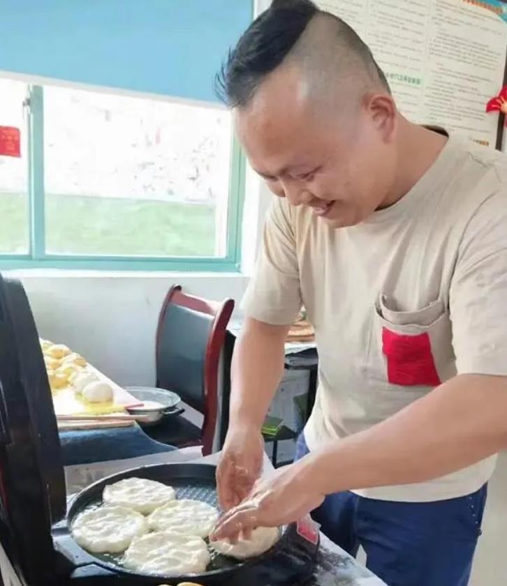 “有他在，就有安全感！”保安叔叔溫暖接送受傷學(xué)生上下課