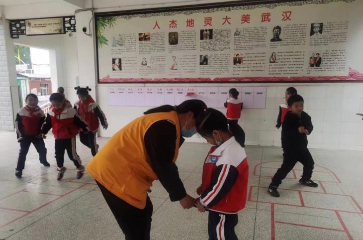 小學德育有新招，保潔保安成“導師”