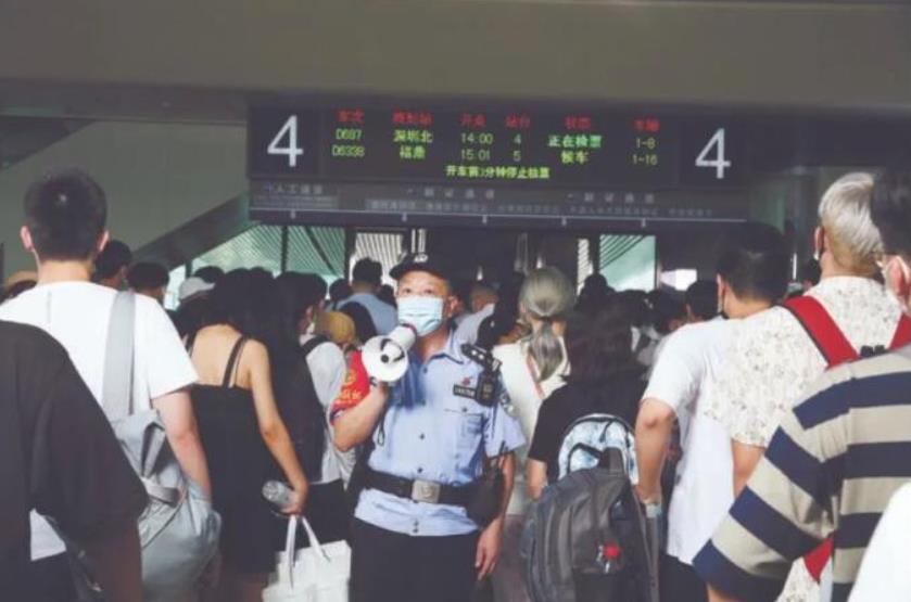 這名保安被破格錄用為人民警察！而且成長為“公安英?！? title=