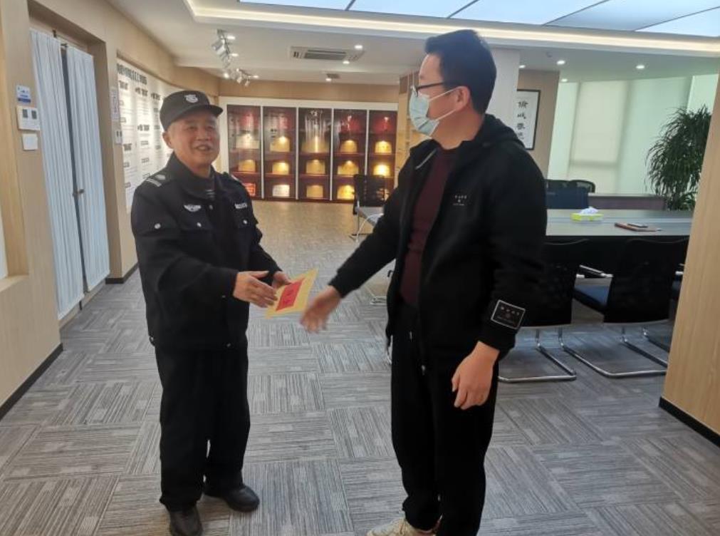 挺身而出，小區(qū)保安化身救火勇士