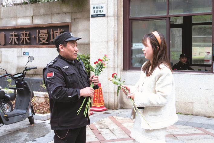 24歲保安救了38歲富婆一命，從此走上人生巔峰