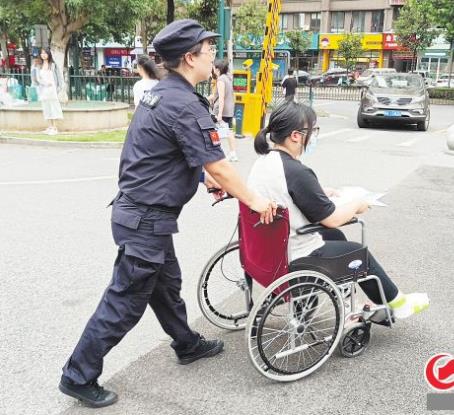高考前女生腿受傷，女保安把輪椅推進(jìn)考場
