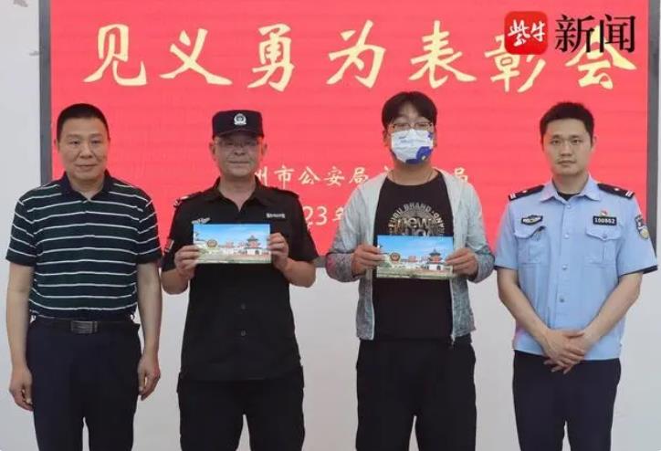 小區(qū)門口店鋪起火，保安隊(duì)長和隔壁老板攜手救火
