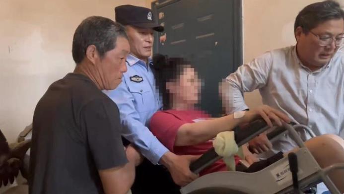 女子出院回家，民警和保安連人帶輪椅抬上樓