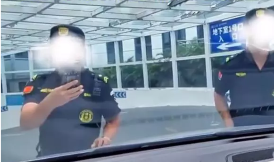被告知車位已滿后女子頂著保安入庫，發(fā)現(xiàn)仍有不少空位，醫(yī)院回應(yīng)