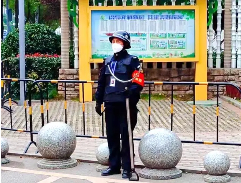保安大姐上班護(hù)學(xué)站崗，下班穿著旗袍去“追夢”