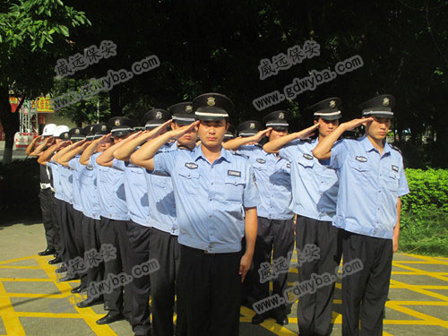 上海外灘有人跳黃浦江？保安民警合力營(yíng)救